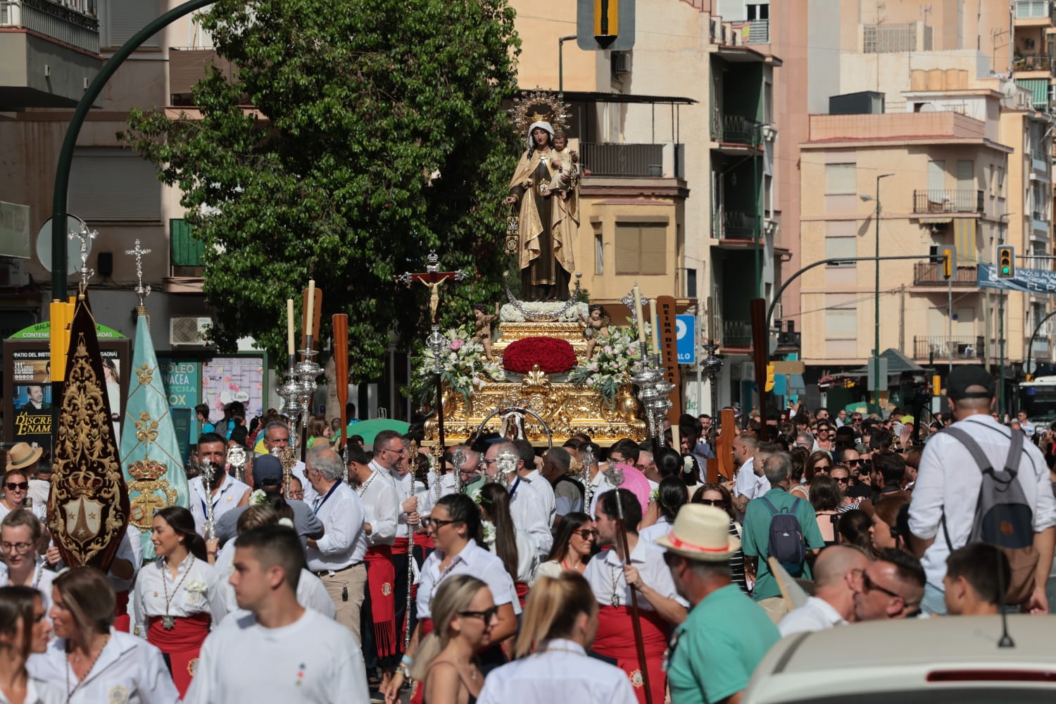 La Virgen del Carmen ha recorrido este domingo las calles del barrio de El Palo