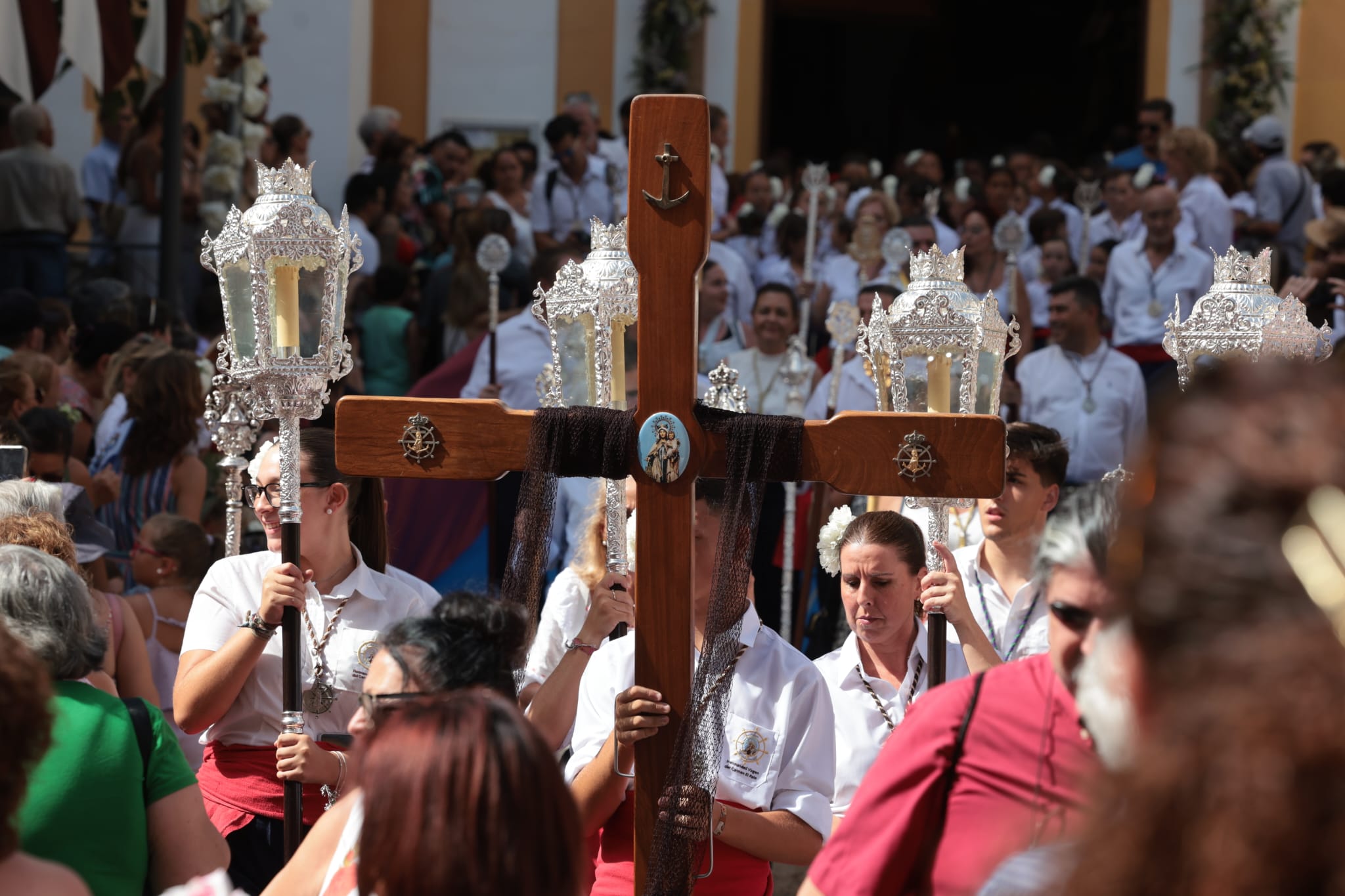 La Virgen del Carmen ha recorrido este domingo las calles del barrio de El Palo