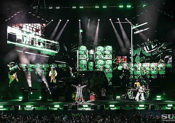 Feid, también conocido como Ferxxo, anoche en el escenario de Marenostrum Fuengirola.