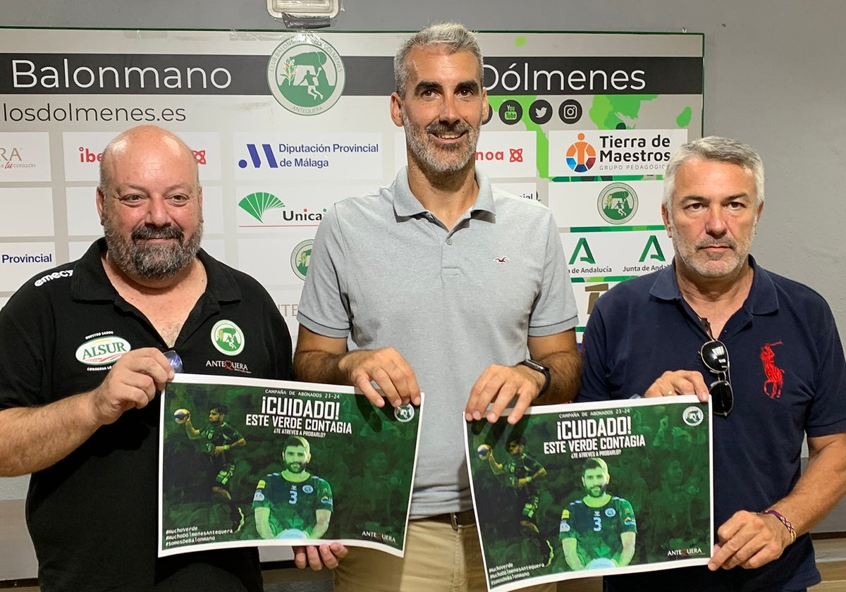 Lorenzo Ruiz, Juan Antonio Vázquez 'Chispi' y Miguel Padilla con los carteles de la presentación