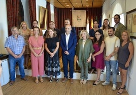 Rocío Blanco, Carmen Sánchez y Manuel Almohalla, junto al equipo de gobierno de Archidona.