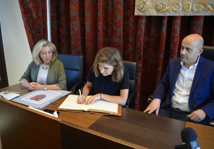 Rocío Blanco, Carmen Sánchez y Manuel Almohalla durante el acto institucional.