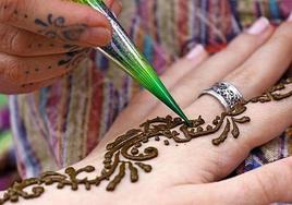 Los tatuajes con henna natural no son perjudiciales para la salud, pero los de henna negra sí.