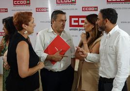 Mari Nieves Ramírez y Daniel Pérez con Fernando Cubillo, en la sede de CCOO.