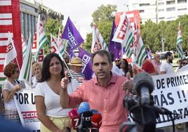 Toni Valero y Mar González en la protesta de los sanitarios, este lunes.