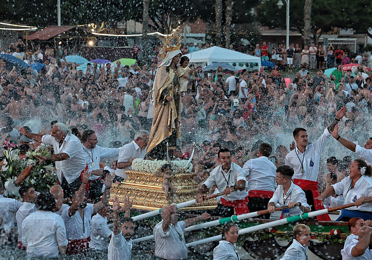 Cientos de devotos acompañan a la Virgen del Carmen en Málaga