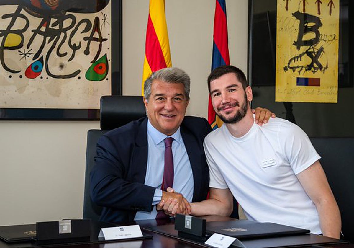 El presidente del Barcelona, Joan Laporta, y Darío Brizuela tras firmar el contrato con el conjunto azulgrana.
