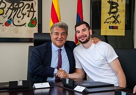 El presidente del Barcelona, Joan Laporta, y Darío Brizuela tras firmar el contrato con el conjunto azulgrana.