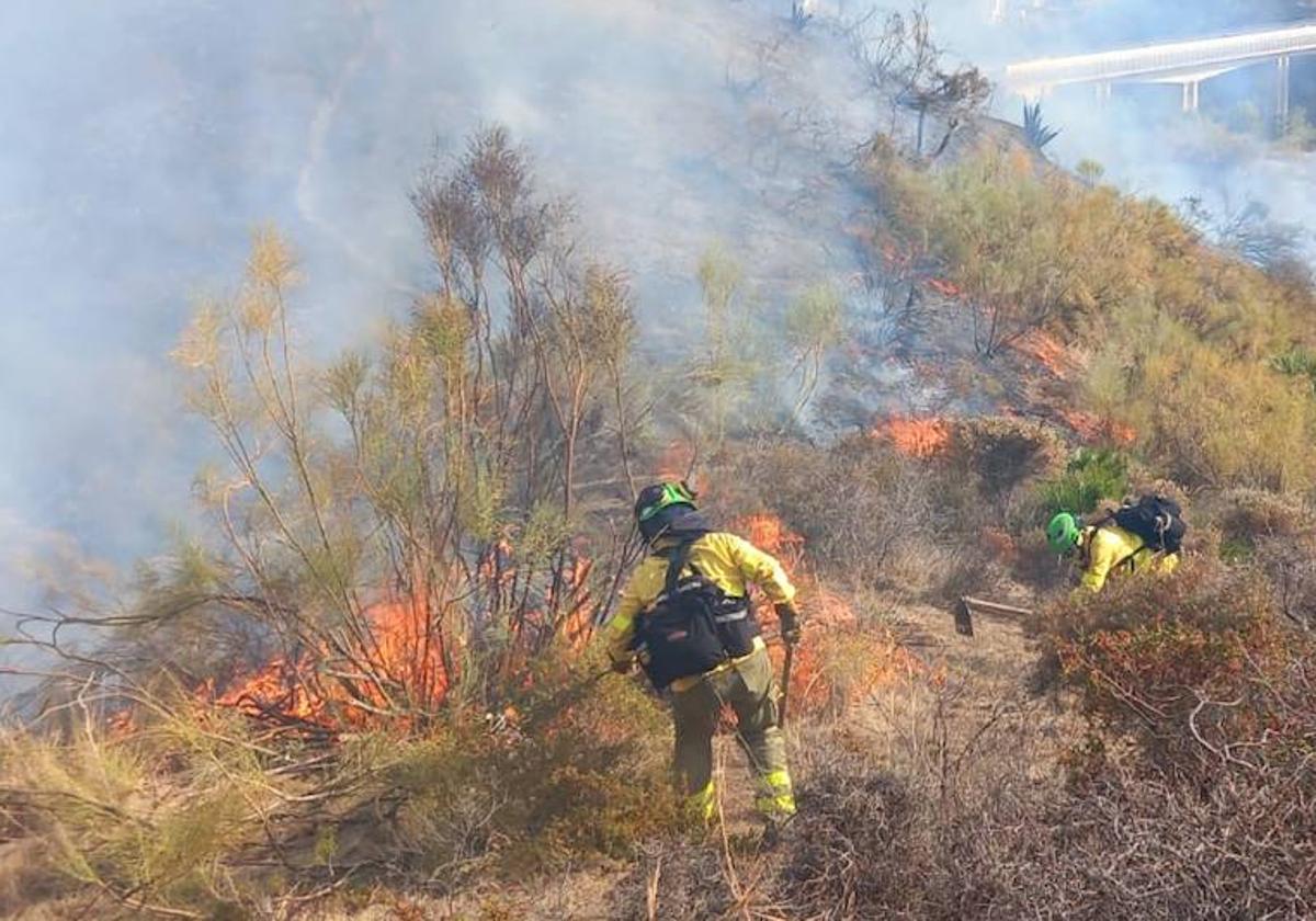 Bomberos actuando en el incendio de este martes.