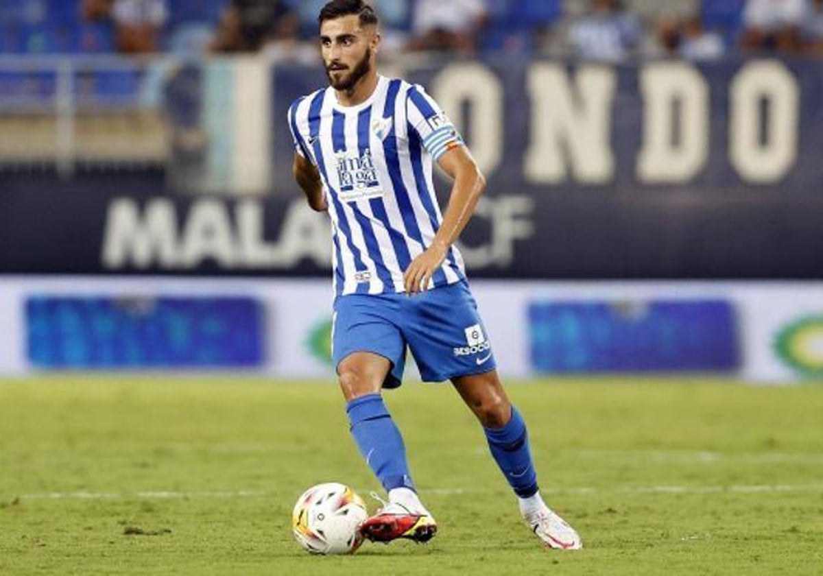 Luis Muñoz, hace dos temporadas conduciendo un balón.