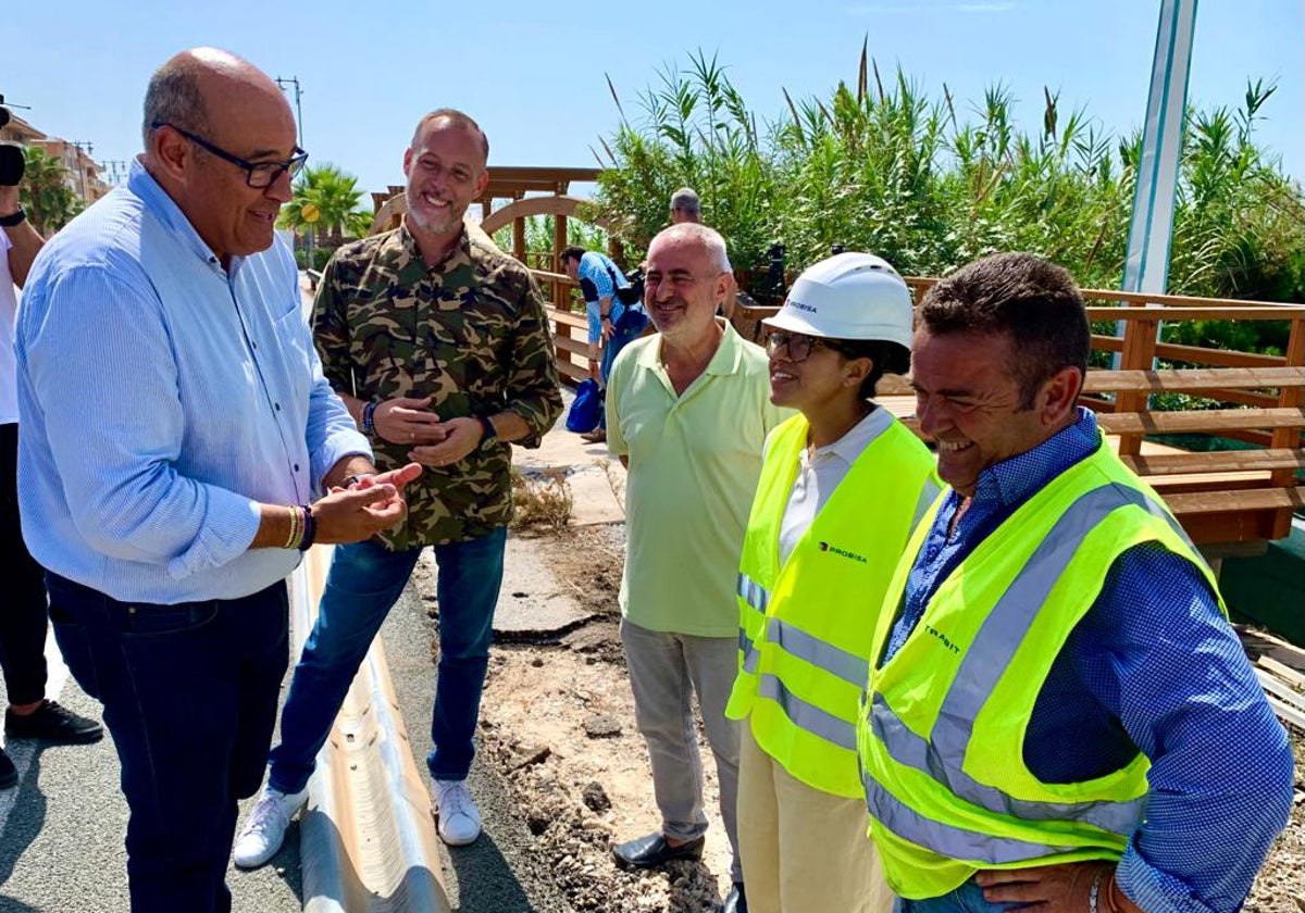 El alcalde veleño, Jesús Lupiáñez, este martes en una visita a la zona de las obras.