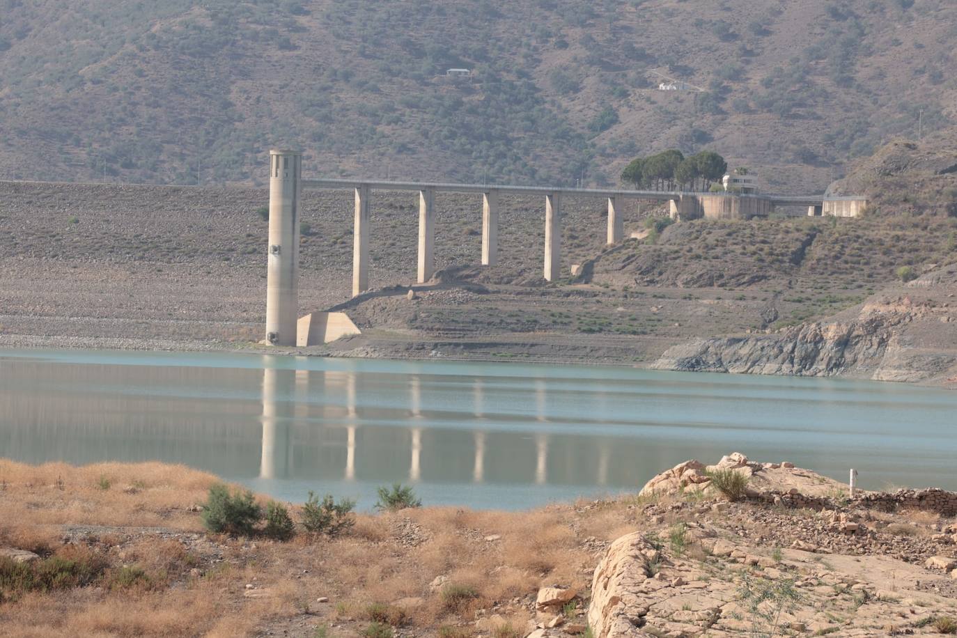 El estado crítico del embalse de La Viñuela, en imágenes