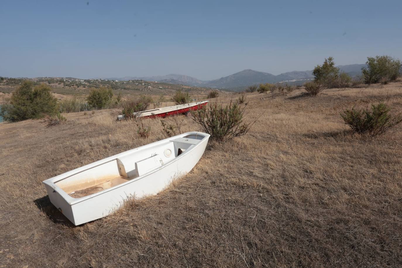 El estado crítico del embalse de La Viñuela, en imágenes