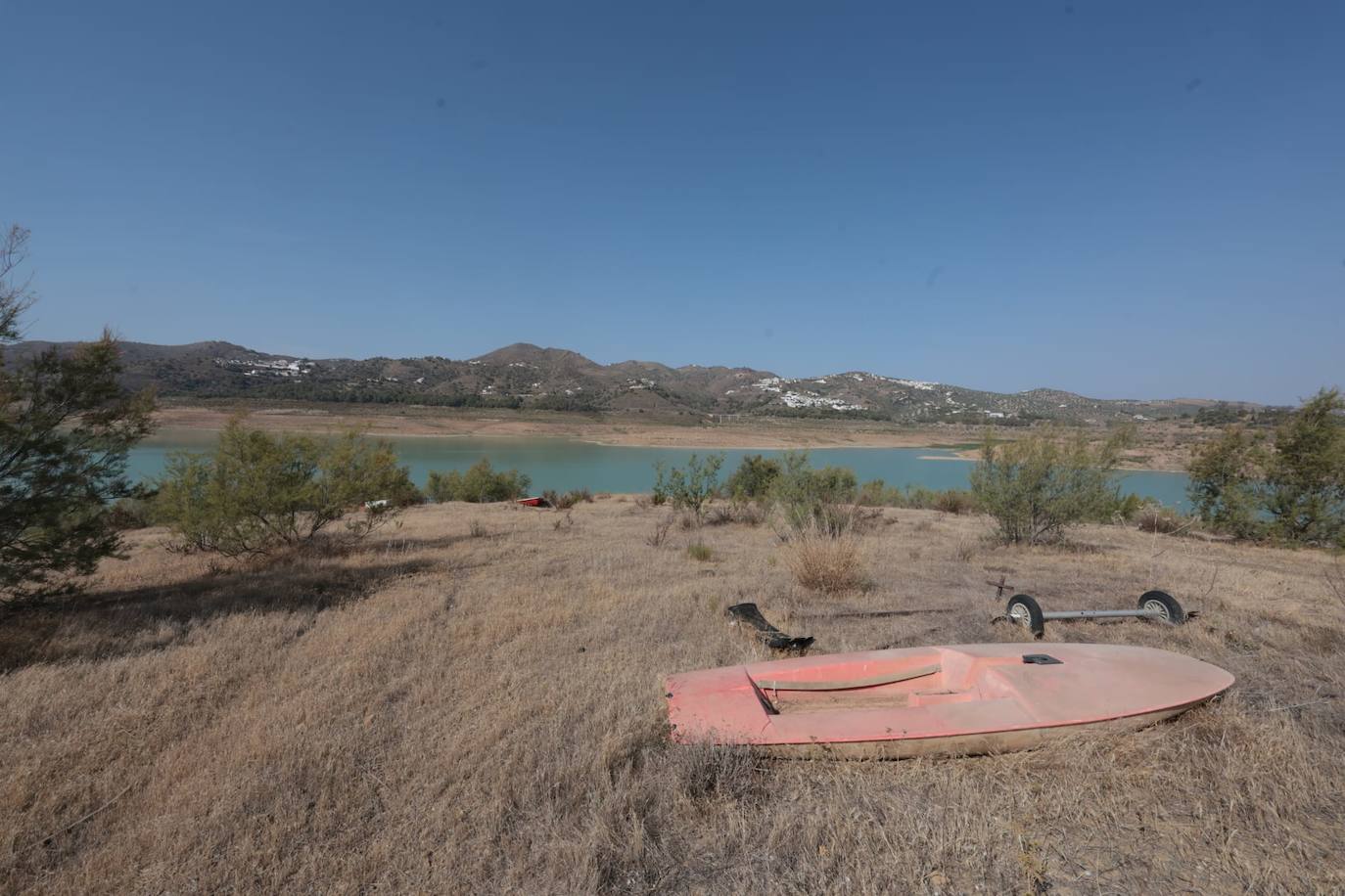 El estado crítico del embalse de La Viñuela, en imágenes