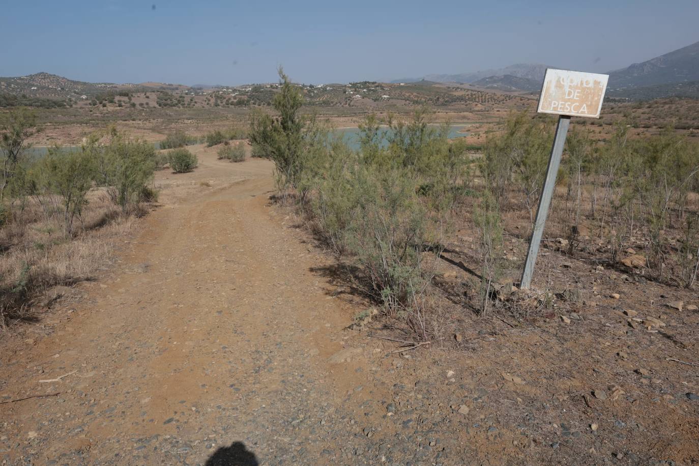 El estado crítico del embalse de La Viñuela, en imágenes