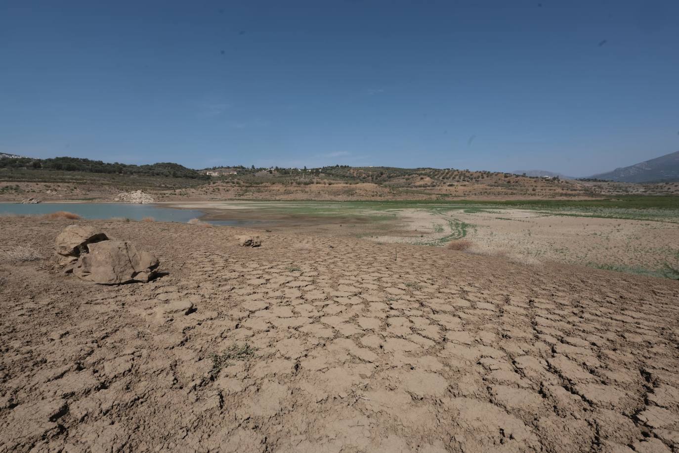 El estado crítico del embalse de La Viñuela, en imágenes