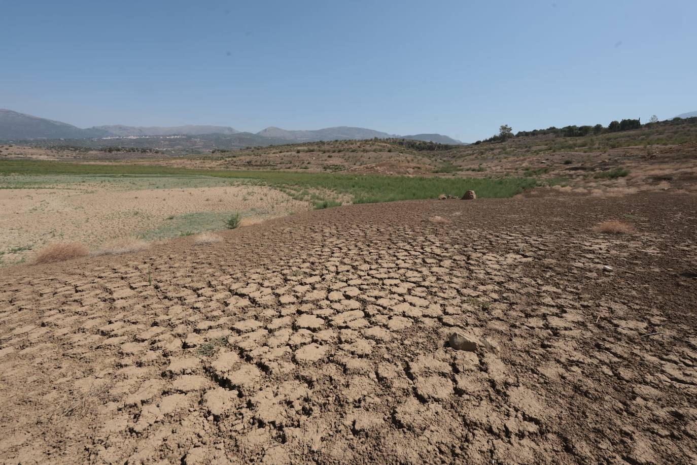 El estado crítico del embalse de La Viñuela, en imágenes