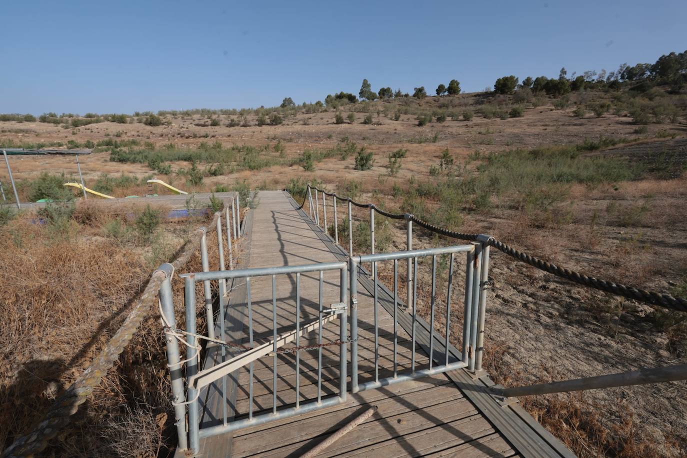 El estado crítico del embalse de La Viñuela, en imágenes