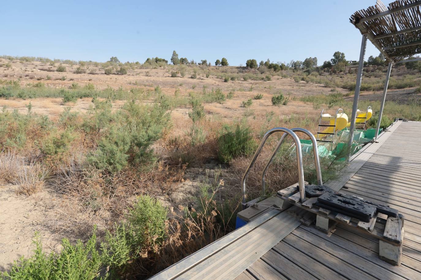 El estado crítico del embalse de La Viñuela, en imágenes