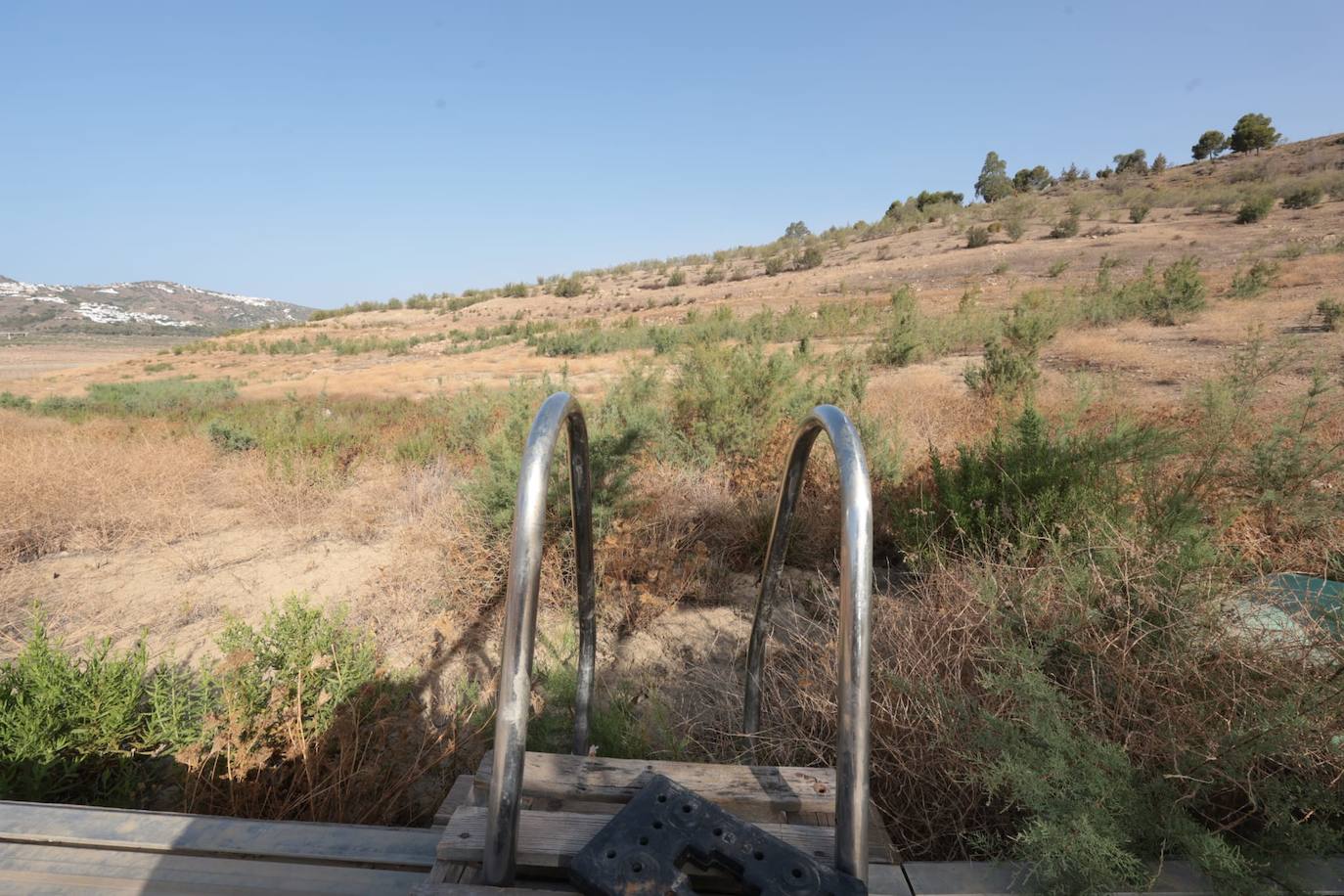 El estado crítico del embalse de La Viñuela, en imágenes