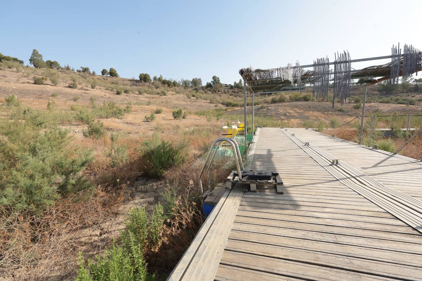 El estado crítico del embalse de La Viñuela, en imágenes