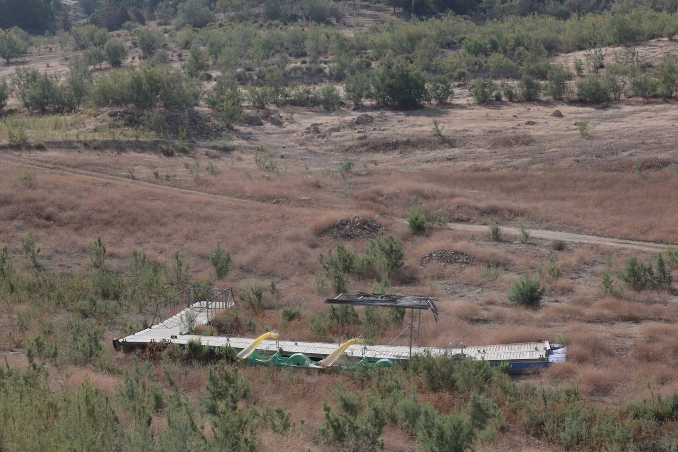 El estado crítico del embalse de La Viñuela, en imágenes