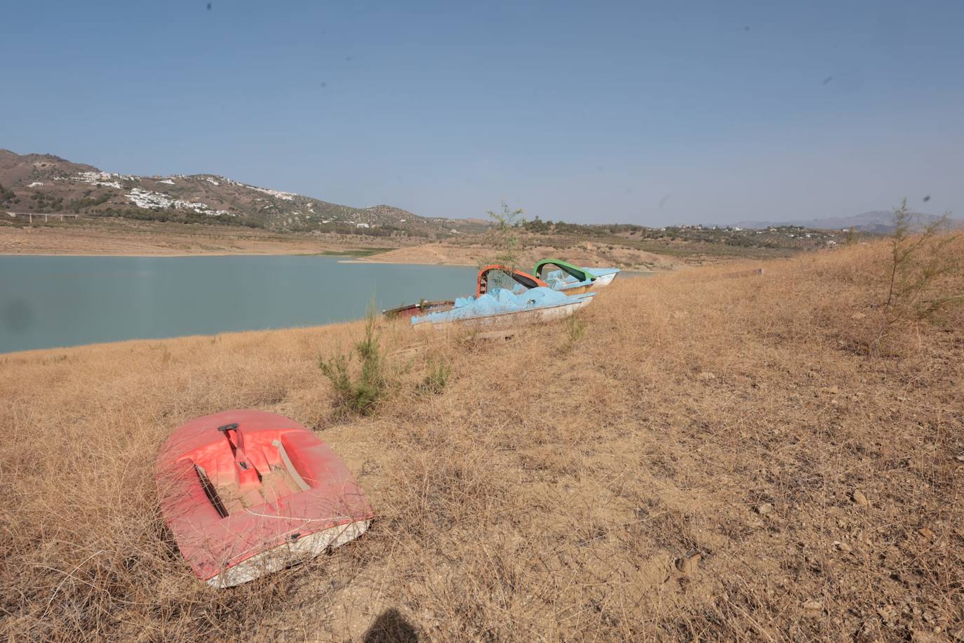 El estado crítico del embalse de La Viñuela, en imágenes