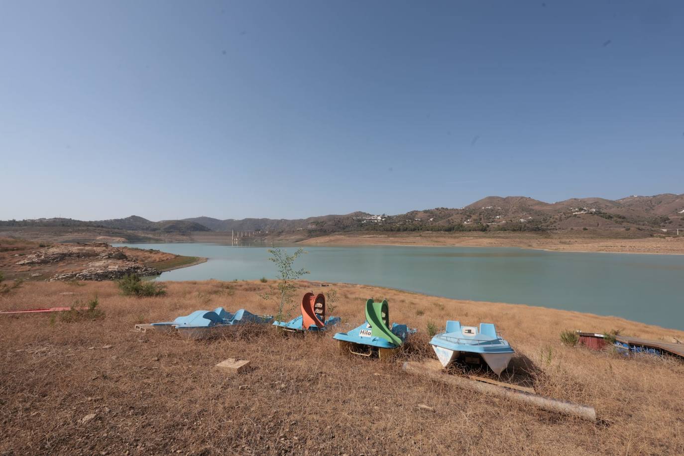 El estado crítico del embalse de La Viñuela, en imágenes