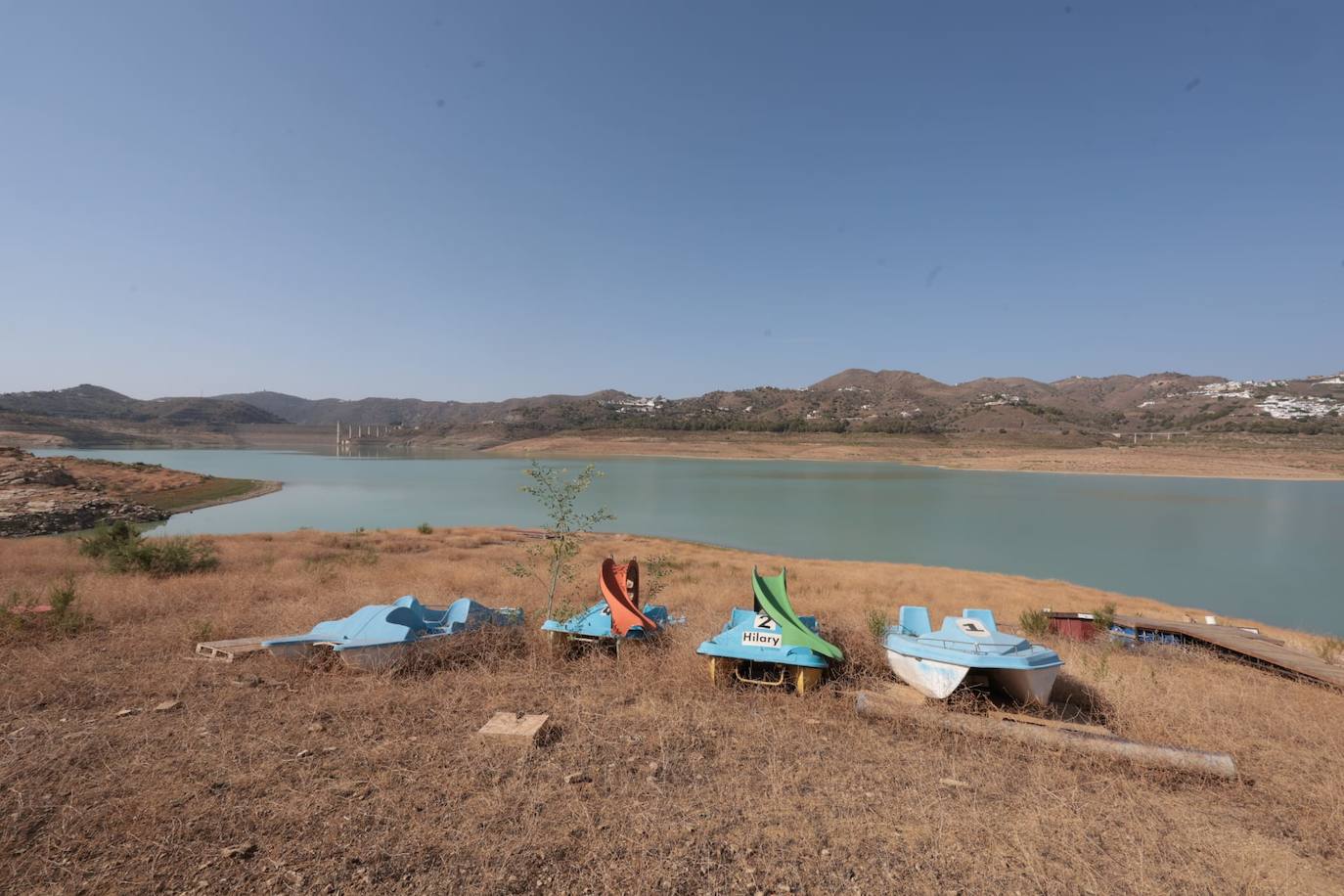 El estado crítico del embalse de La Viñuela, en imágenes