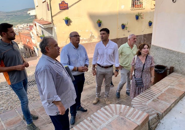 El alcalde veleño, Jesús Lupiáñez, en su visita al barrio de La Villa.