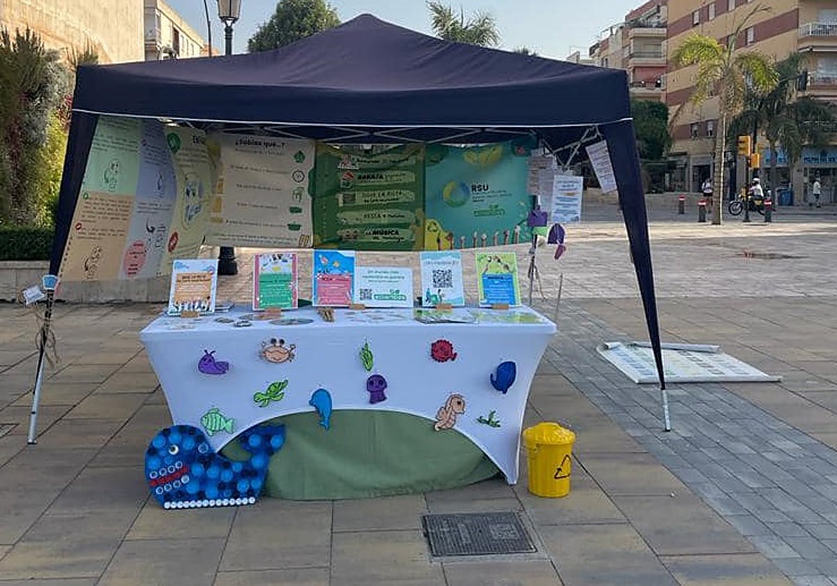 Carpa instalada en la plaza del Ayuntamiento rinconero.