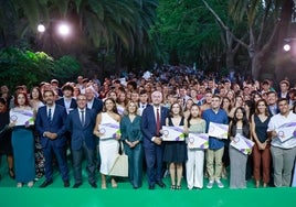 Foto de familia de los premiados con los representantes políticos e institucionales.