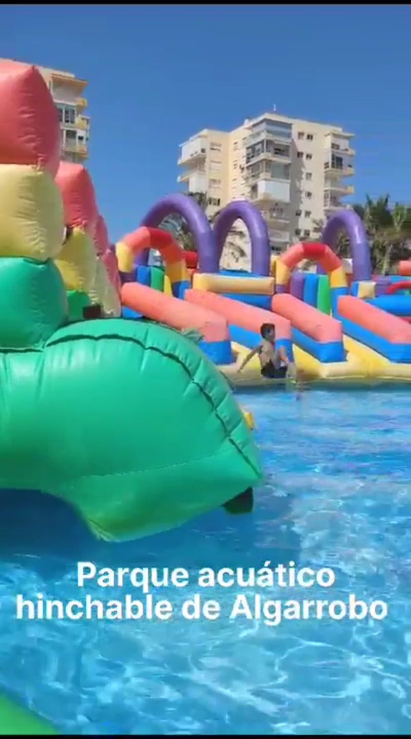 Parque acúatico hinchable de Algarrobo: un oasis de diversión a pie de playa