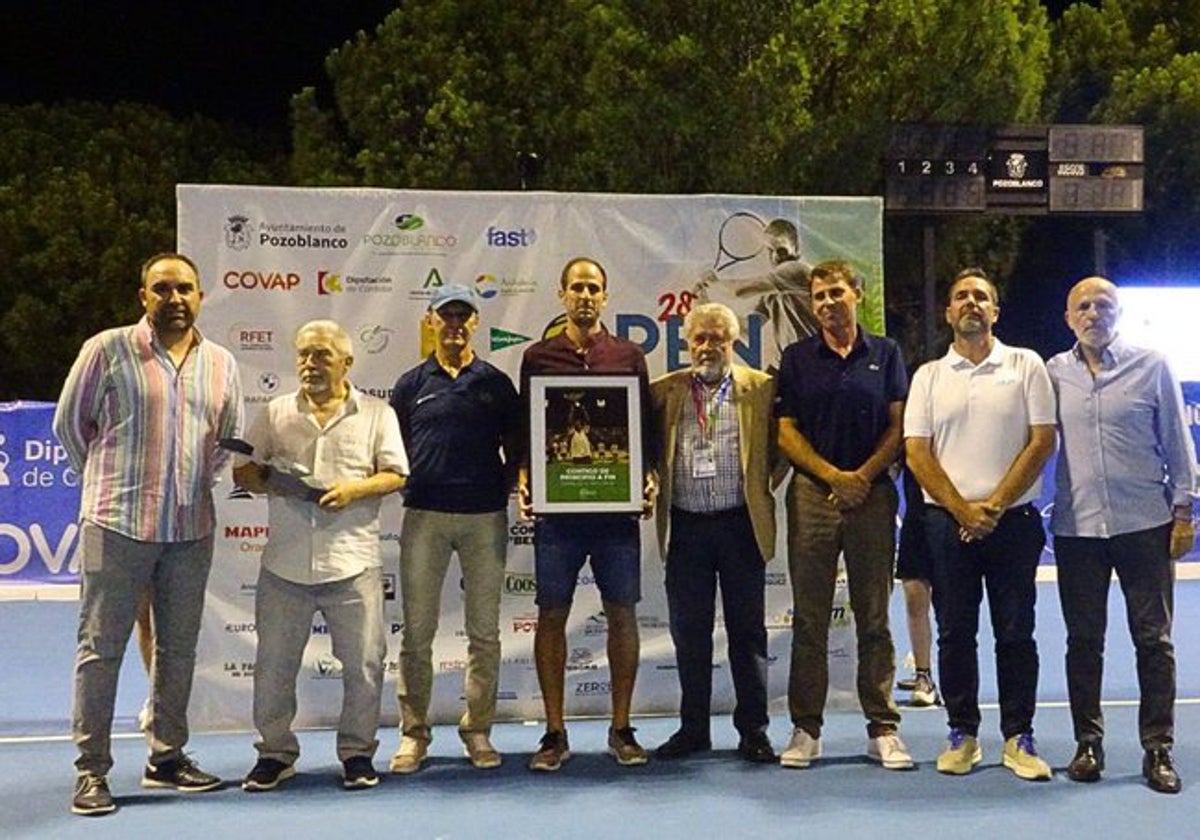 Adrián Menéndez, en el centro de la imagen, en el homenaje recibido en Pozoblanco esta semana.