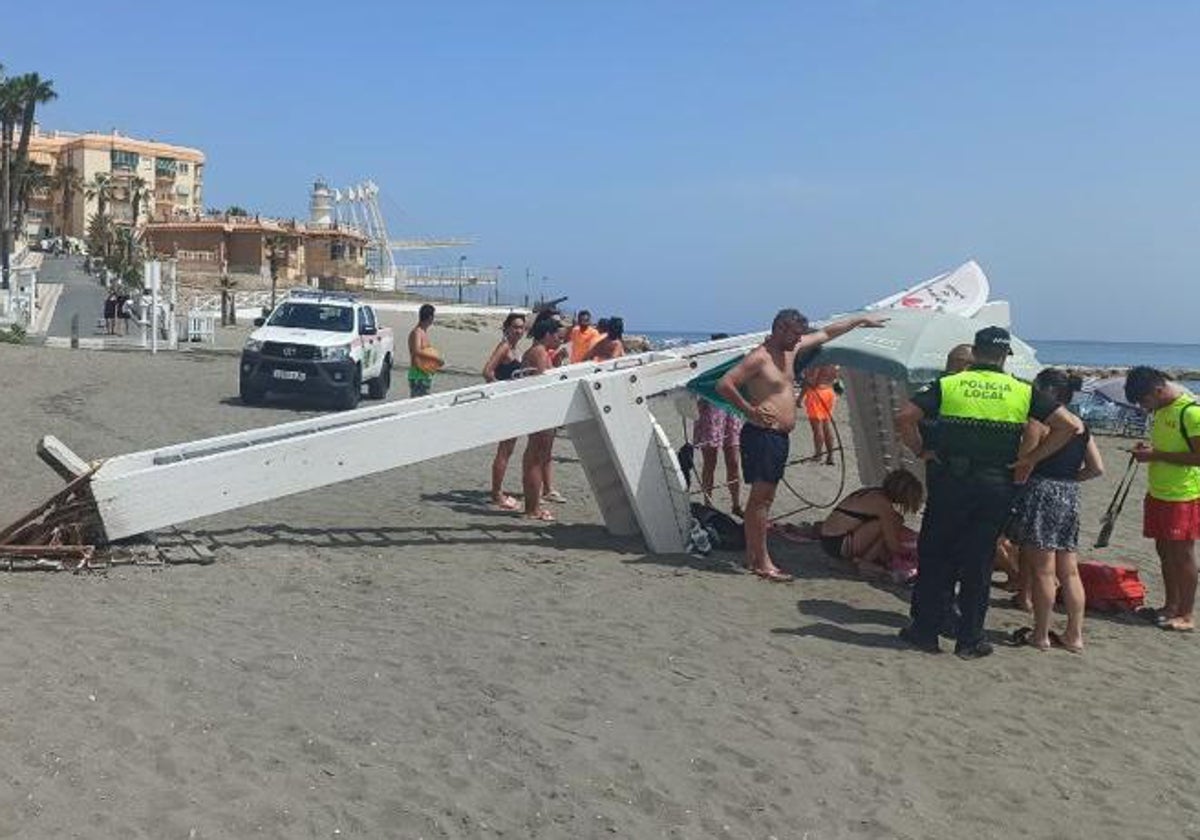 La torreta siniestrada este martes en la playa torroxeña de Ferrara.