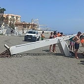 La torreta siniestrada este martes en la playa torroxeña de Ferrara.