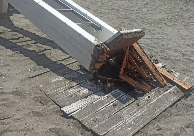 Imagen de la base de la torreta siniestrada este martes en la playa torroxeña de Ferrara.