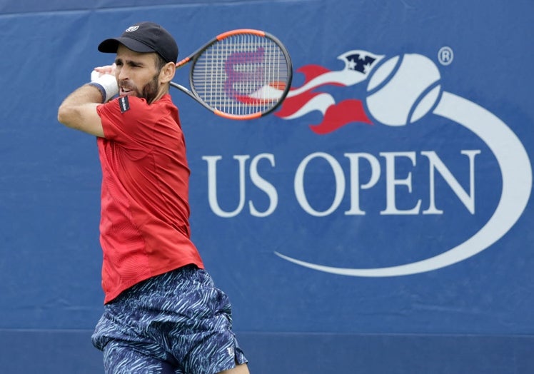 Imagen principal - Menéndez, en el US Open de 2017, cuyo cuadro final jugó (arriba); como campeón del Challenger de Puerto Vallarta (2018) y, sobre estas líneas, compitiendo en el de Marbella.