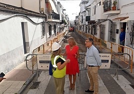Ángeles Muñoz y Javier García visitan las obras de calle Almendro, en San Pedro Alcántara.