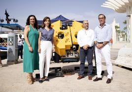 María Jesús Vera, María Penélope Gómez, Raúl Expósito (CEO) y Miguel Briones junto al Hull Hero Rov.