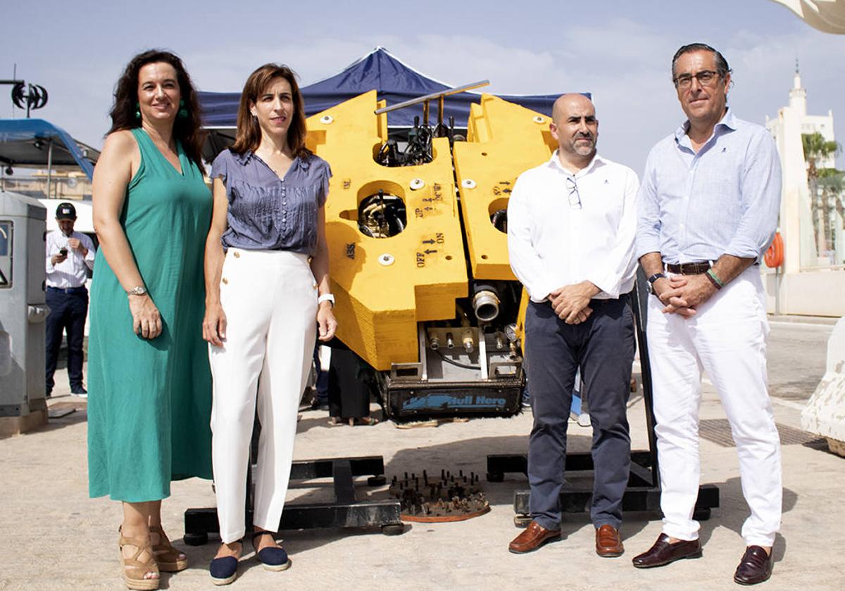 María Jesús Vera, María Penélope Gómez, Raúl Expósito (CEO) y Miguel Briones junto al Hull Hero Rov.