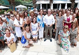 Carmen Fúnez, Elías Bendodo y Patricia Navarro junto a cargos populares y representantes de colectivos feministas.