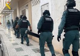 Roban en medio centenar de casas de Málaga tras inmovilizar a sus víctimas con 'spray'