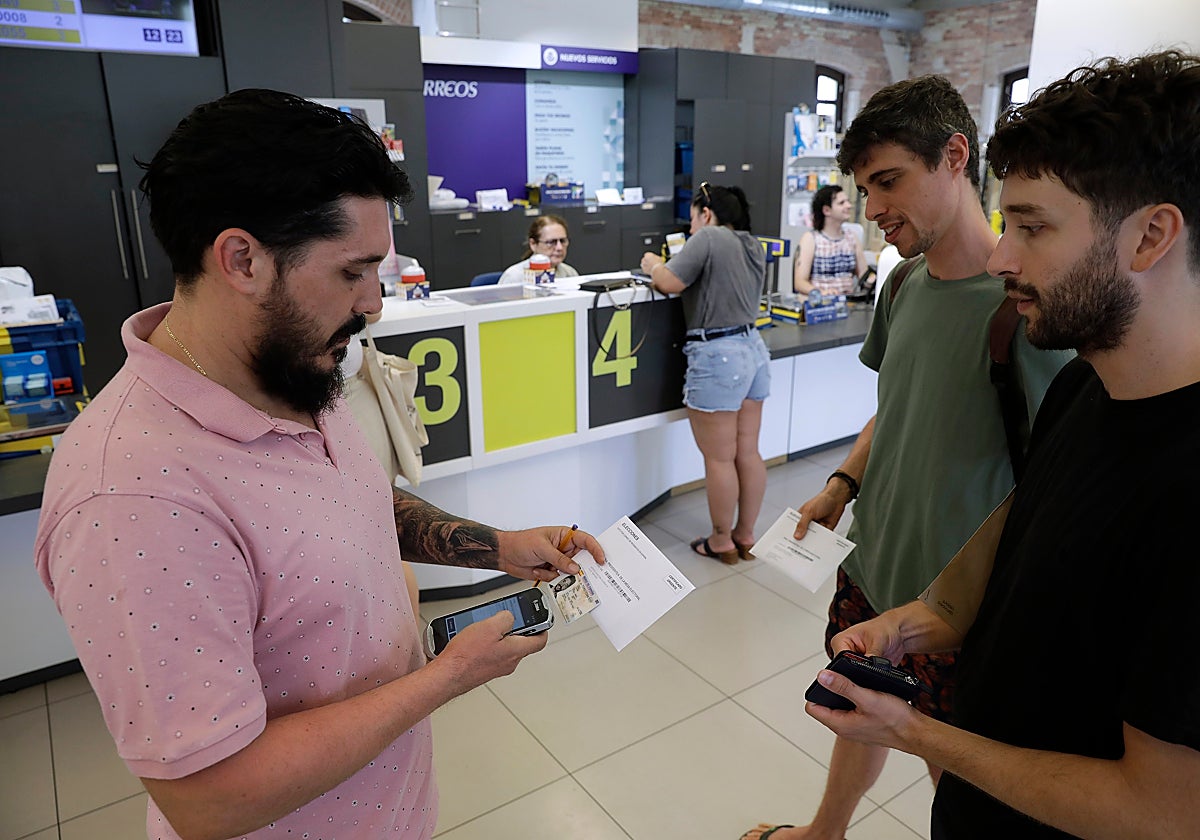 Votantes a distancia en la oficina central de Correos en Málaga