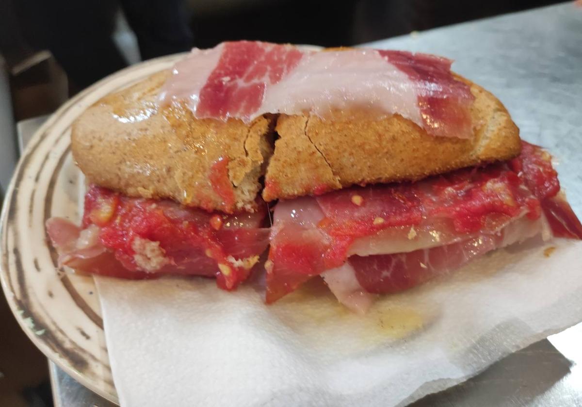 El Ruiseñor: Los desayunos que se firman con una loncha de ibérico en Málaga