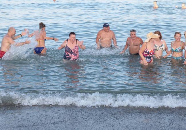 Jugando en el agua.