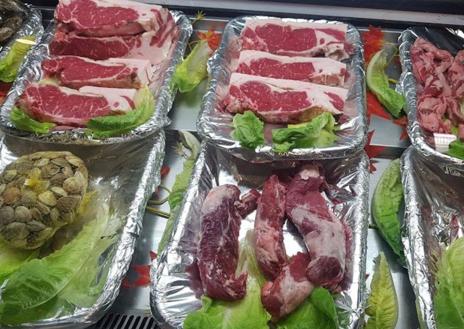 Imagen secundaria 1 - Cada día Paco Zumaquero corta más de dos jamones ibéricos. Abajo, vitrina con carnes de cerdo ibérico de bellota de Salamanca y ternera de Burgos; y gazpachuelo malagueño.