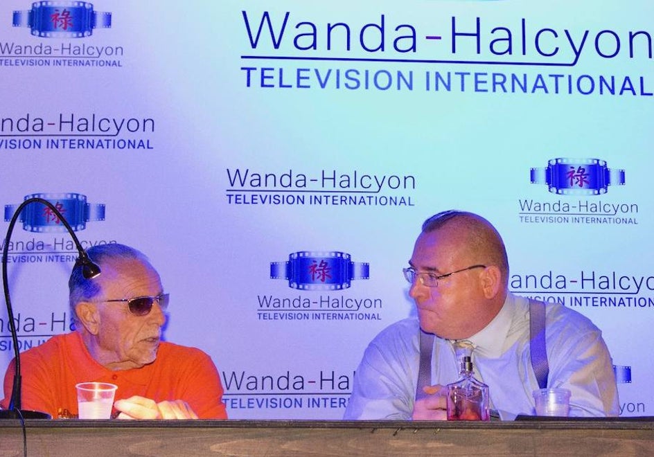 El motero George Christie y el productor Pat Andrew, presentando uno de las presuntos proyectos de Wanda-Halcyon.