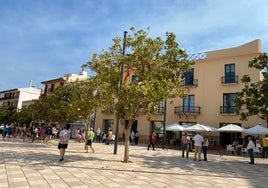 Fachada principal del Ayuntamiento veleño en la céntrica plaza de Las Carmelitas.