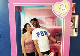 Dos personas posan en el 'photocall' de Barbie instalado en el cine de Vialia.